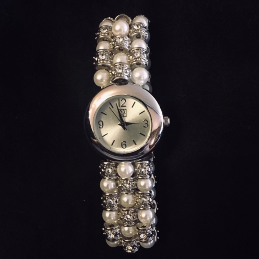 LAST CHANCE! 🌸 PRETTY PEARL & SILVER WATCH
